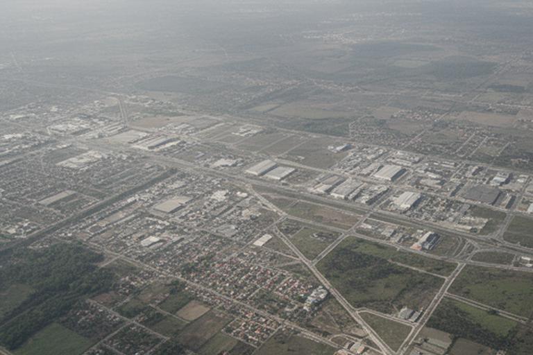 Vista aérea de la zona de Azul en Buenos Aires con calles amplias y entorno industrial sereno